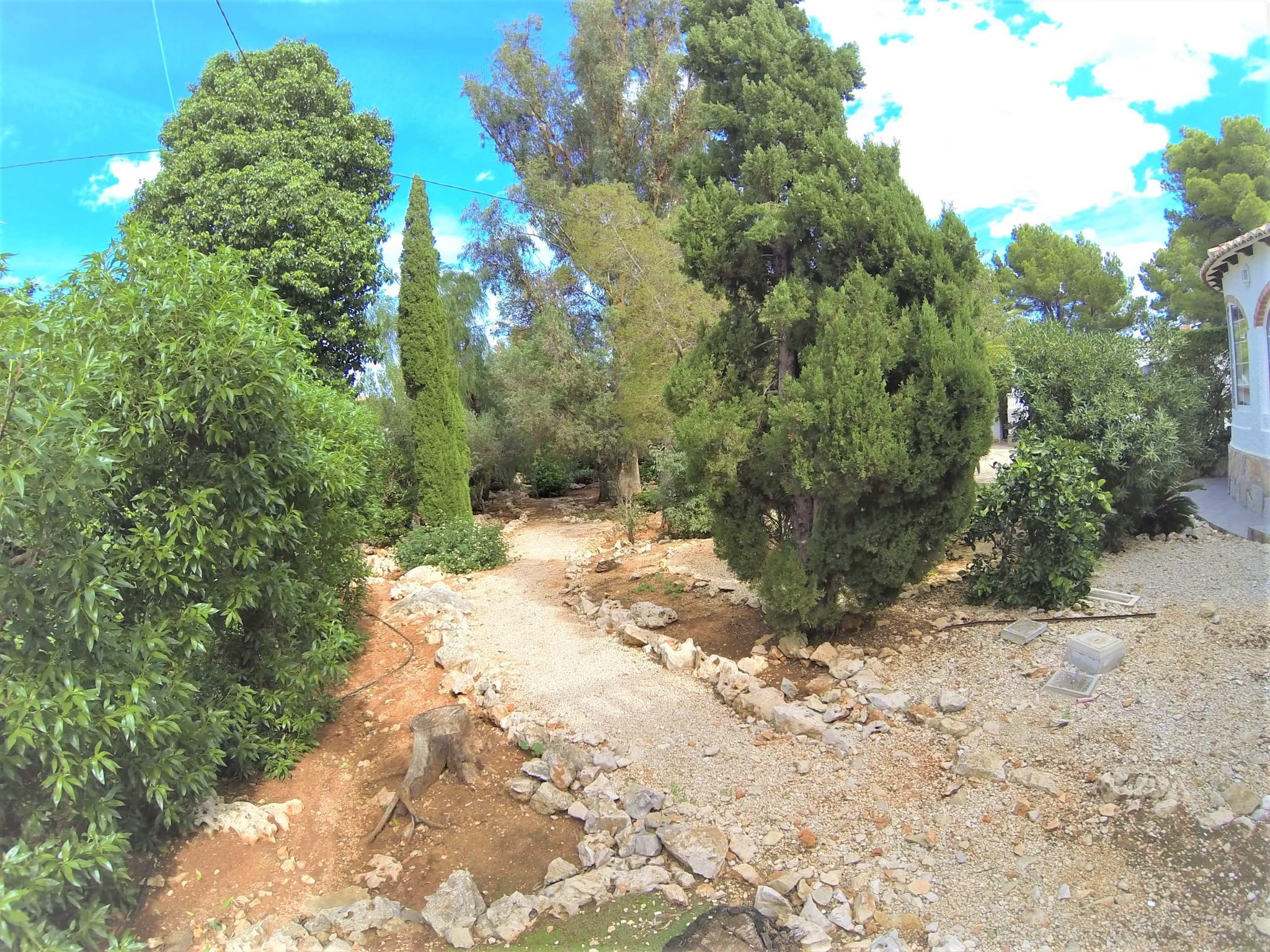 Preciosa y soleada villa en venta a 1200 metros del centro de Denia.