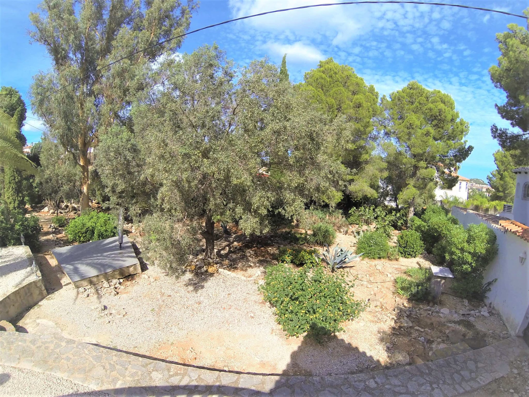 Preciosa y soleada villa en venta a 1200 metros del centro de Denia.