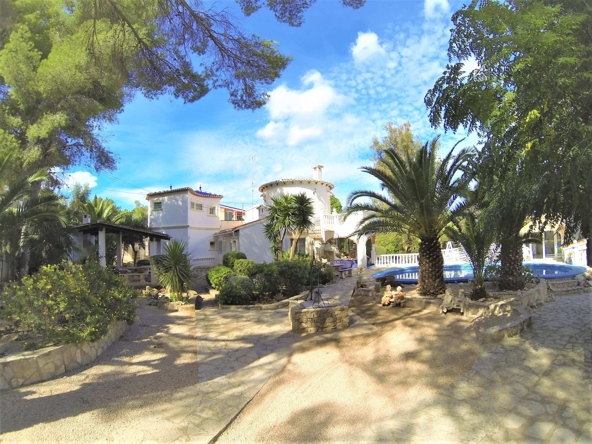 Preciosa y soleada villa en venta a 1200 metros del centro de Denia.