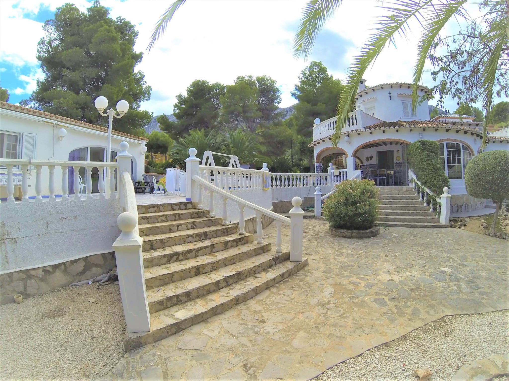 Preciosa y soleada villa en venta a 1200 metros del centro de Denia.