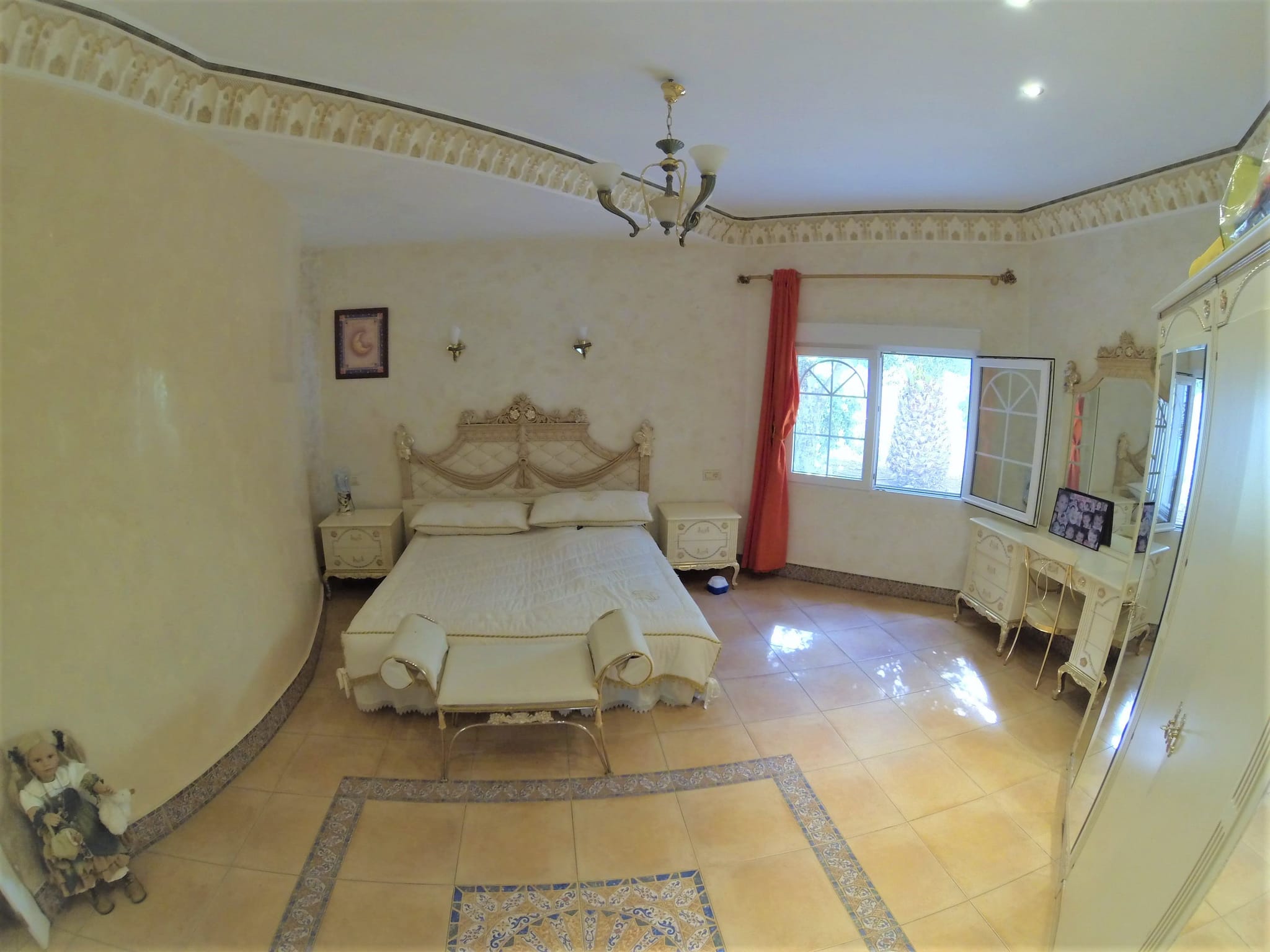 Preciosa y soleada villa en venta a 1200 metros del centro de Denia.