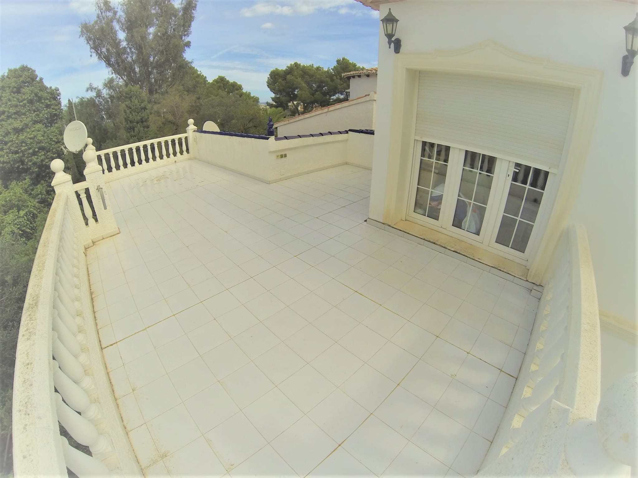 Preciosa y soleada villa en venta a 1200 metros del centro de Denia.