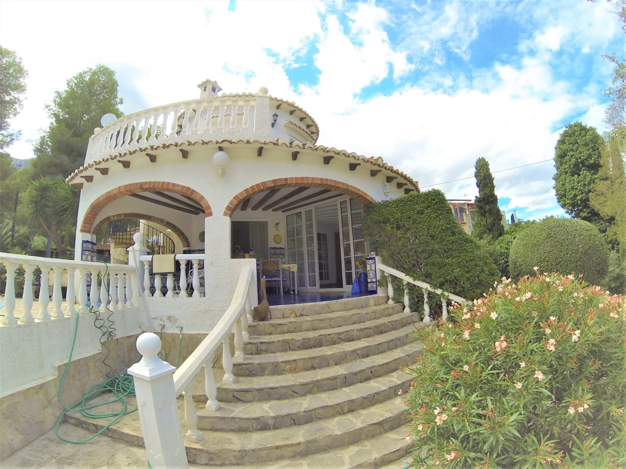 Preciosa y soleada villa en venta a 1200 metros del centro de Denia.