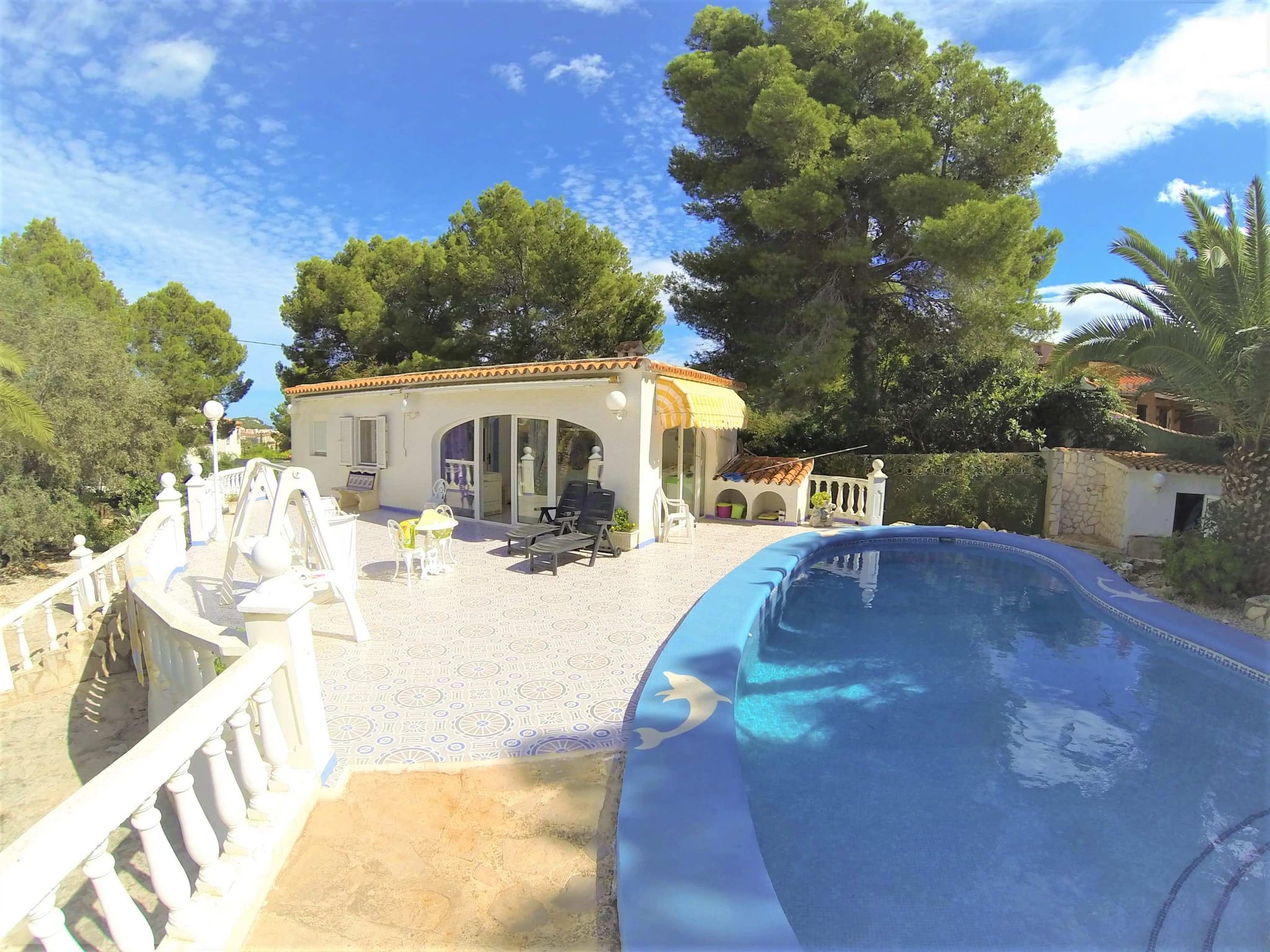 Preciosa y soleada villa en venta a 1200 metros del centro de Denia.