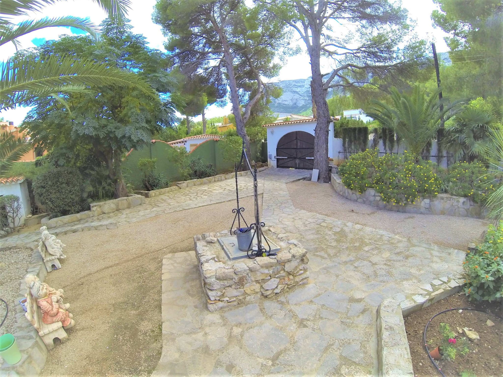Preciosa y soleada villa en venta a 1200 metros del centro de Denia.