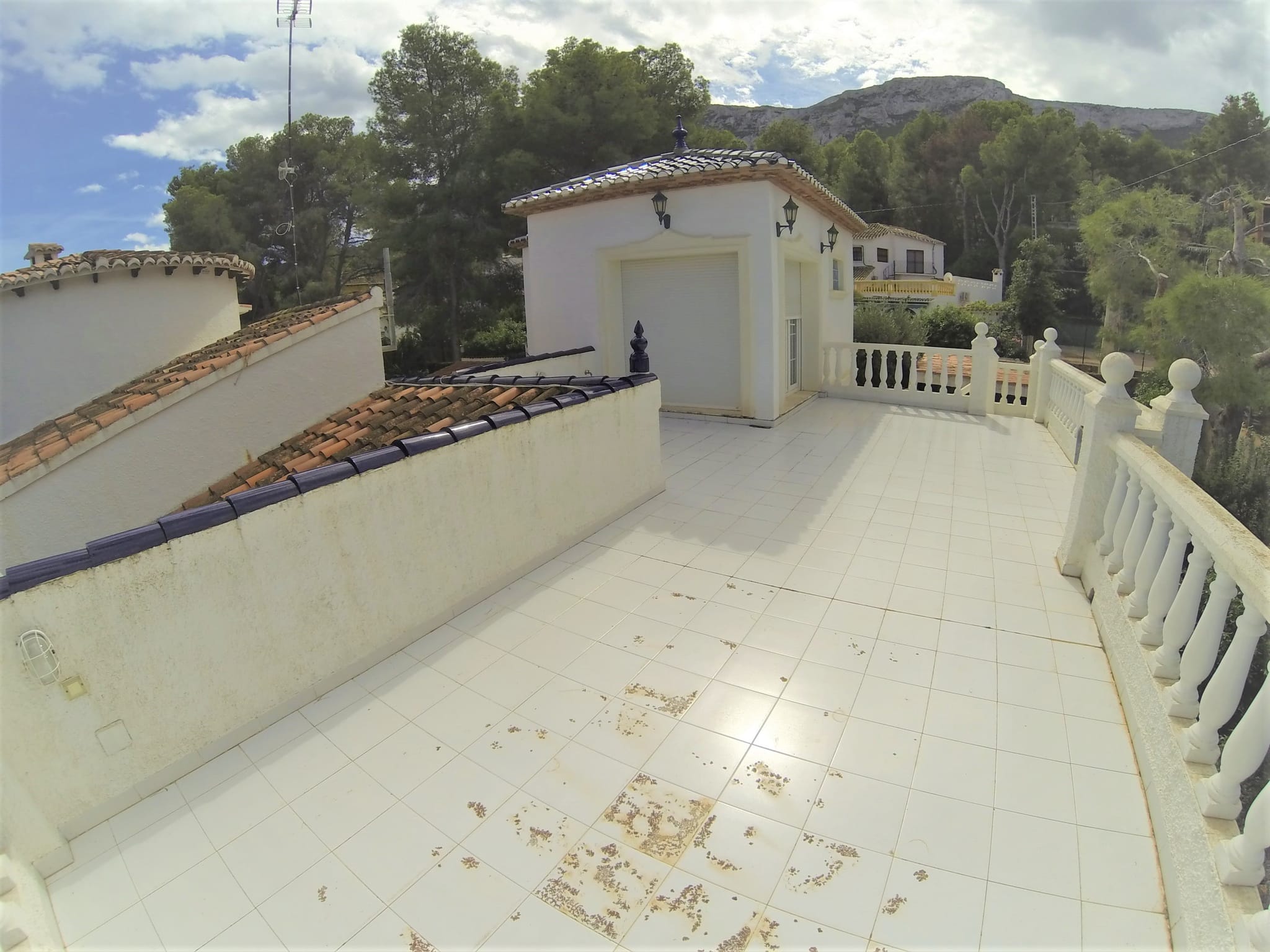 Preciosa y soleada villa en venta a 1200 metros del centro de Denia.