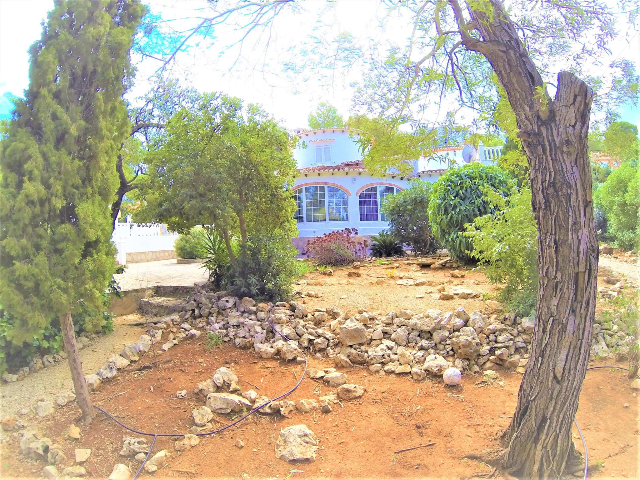 Preciosa y soleada villa en venta a 1200 metros del centro de Denia.