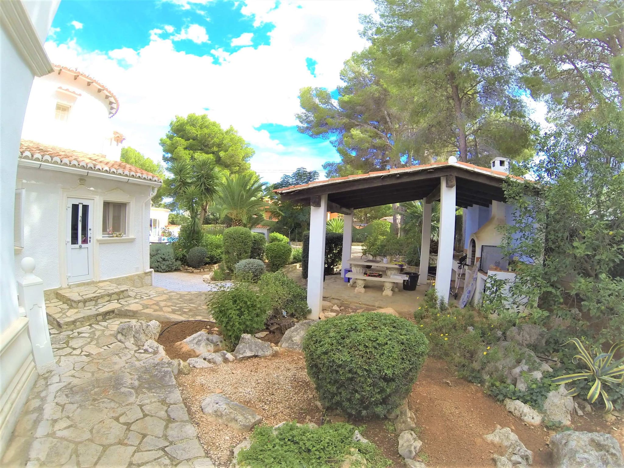 Preciosa y soleada villa en venta a 1200 metros del centro de Denia.
