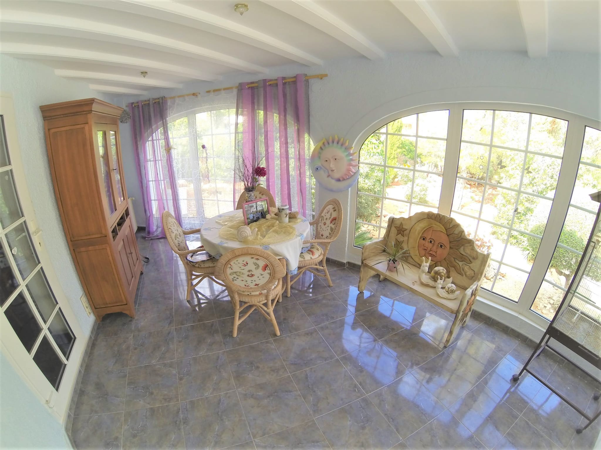 Preciosa y soleada villa en venta a 1200 metros del centro de Denia.