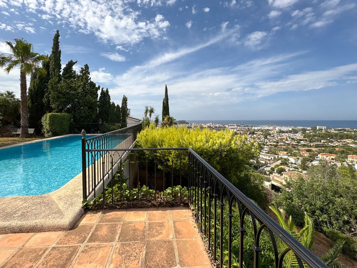 Impresionante villa con vistas al mar en Dénia.