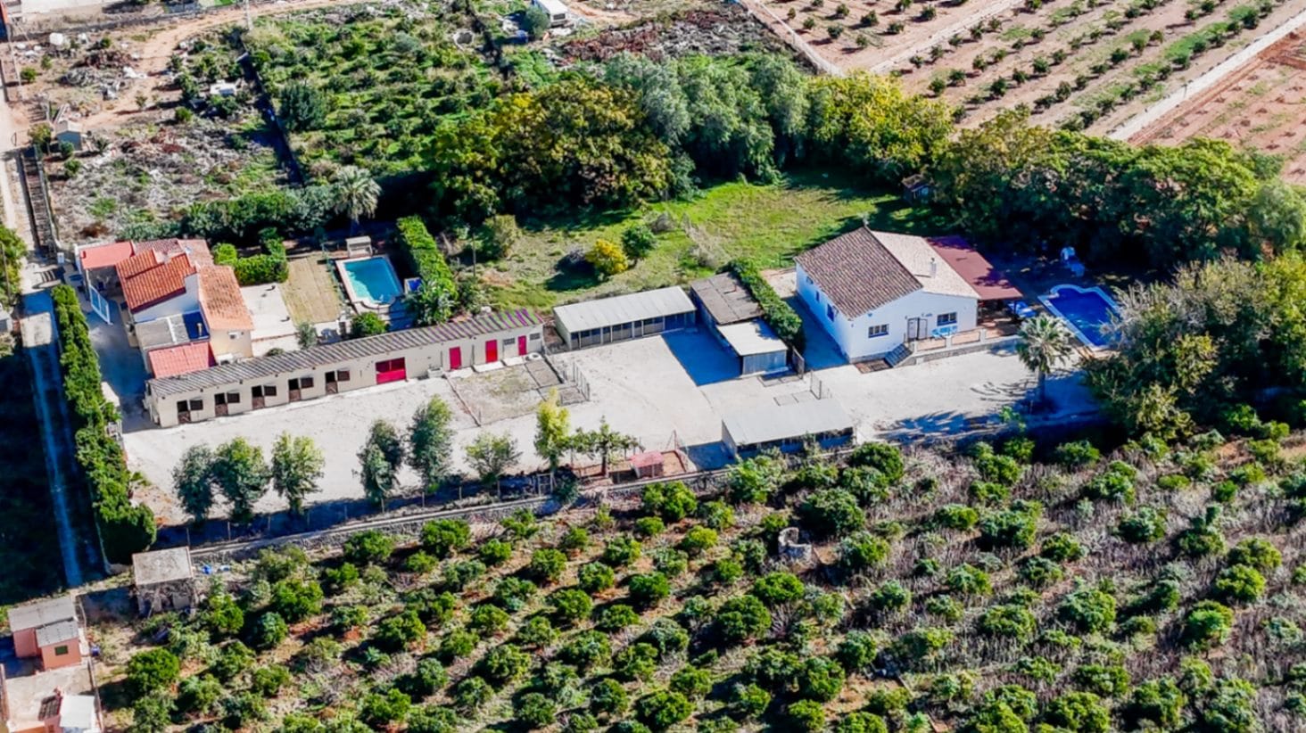 Gran finca rústica compuesta por dos casas y con cuadras para caballos.