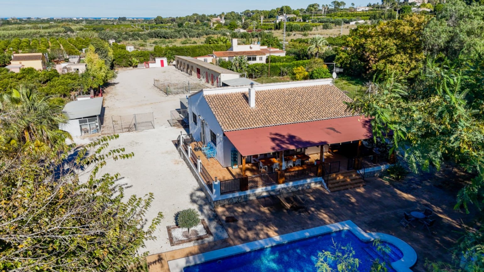 Gran finca rústica compuesta por dos casas y con cuadras para caballos.