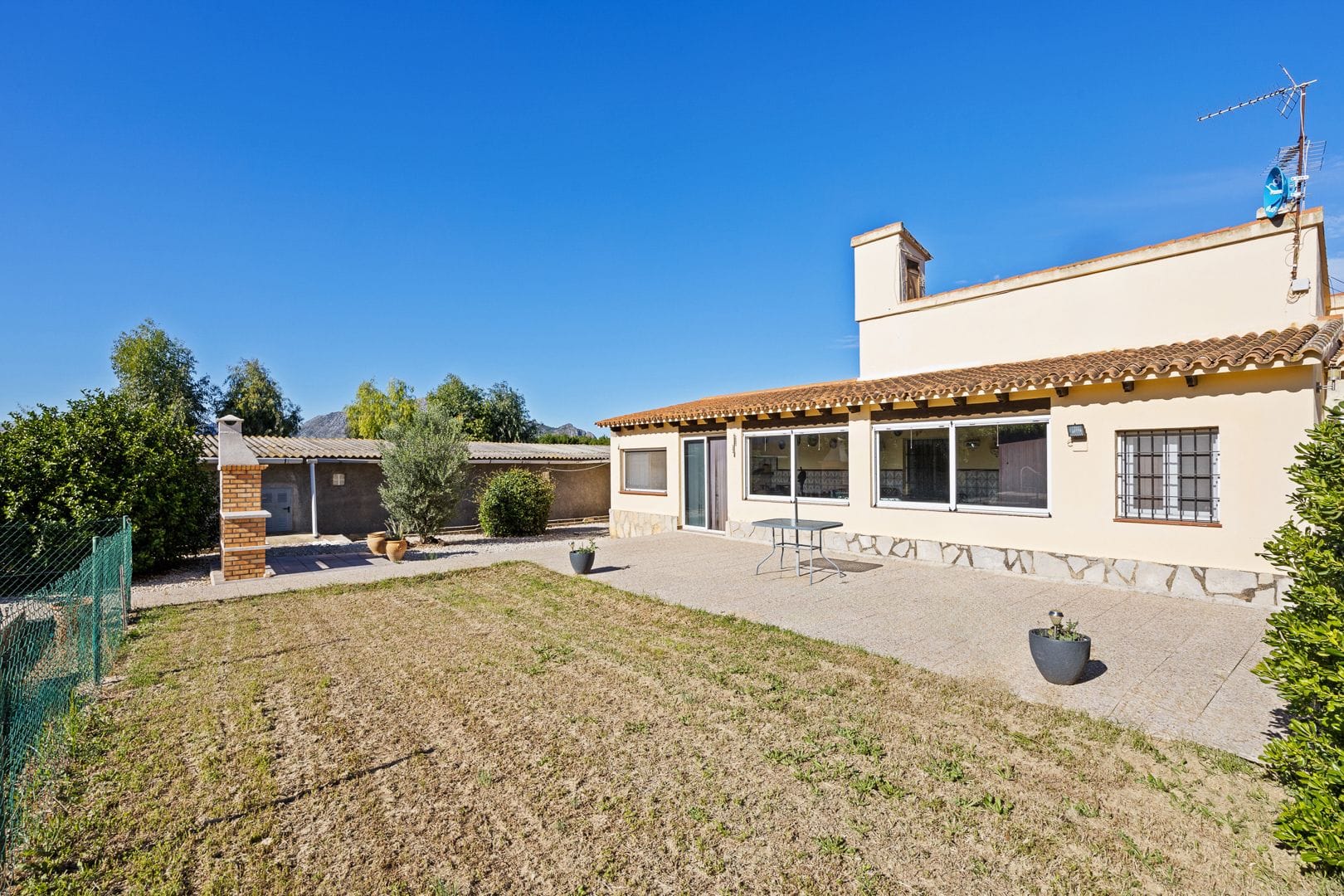 Gran finca rústica compuesta por dos casas y con cuadras para caballos.