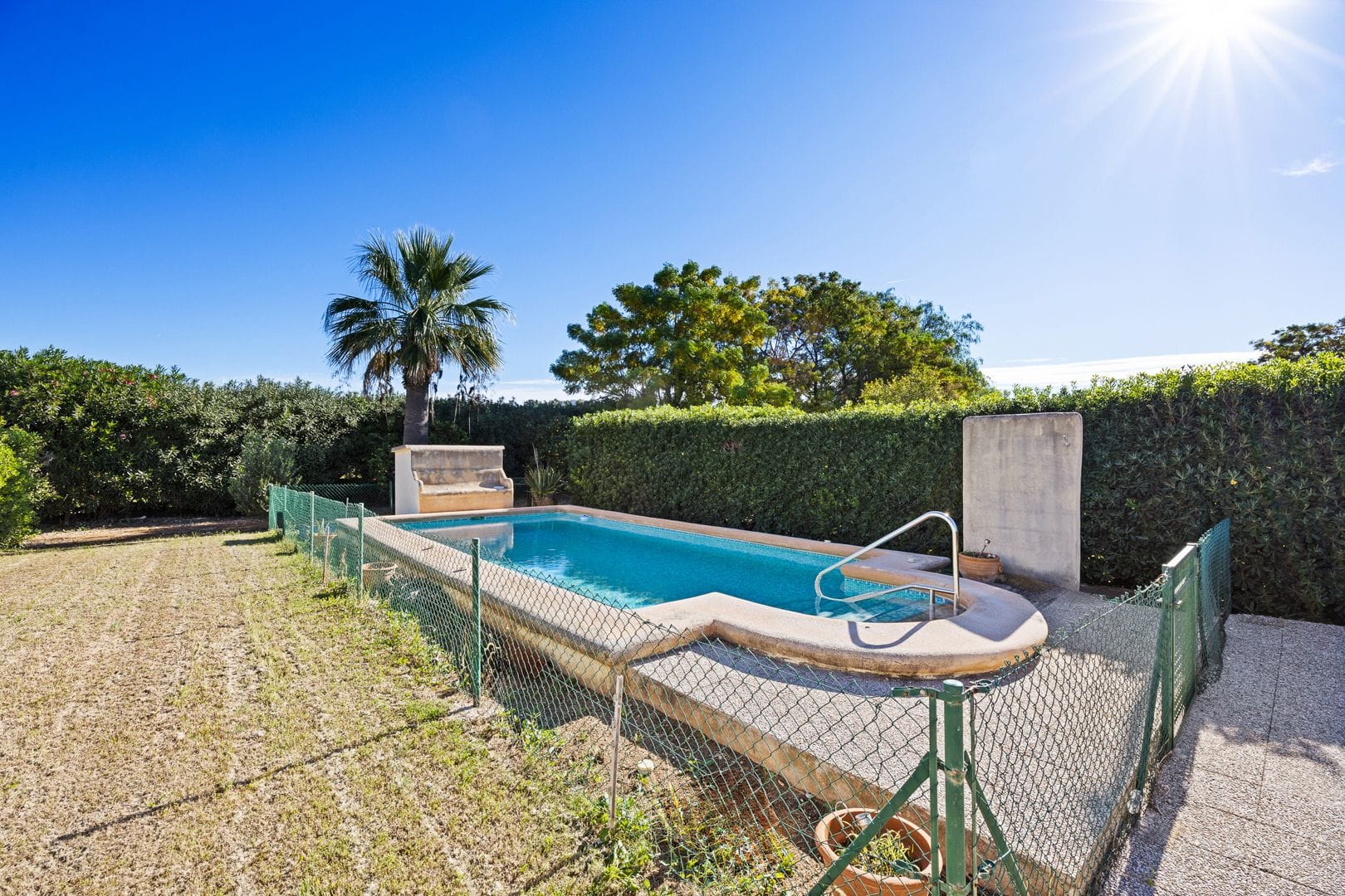Gran finca rústica compuesta por dos casas y con cuadras para caballos.