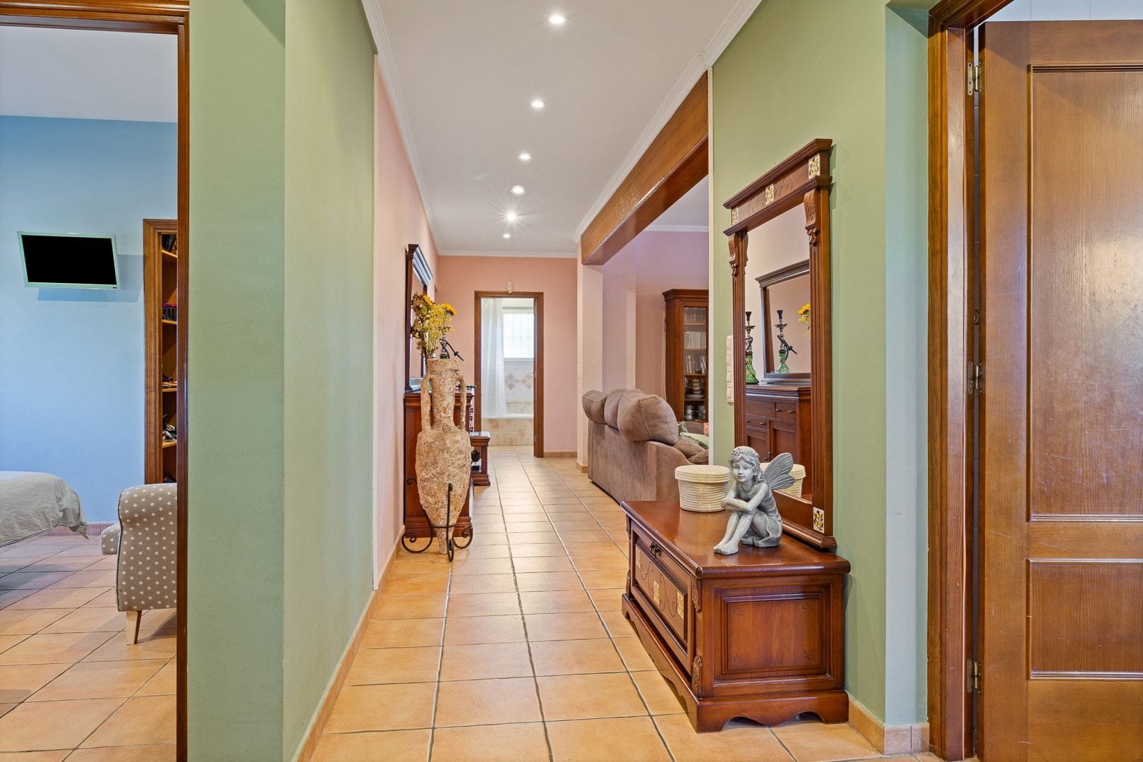 Gran finca rústica compuesta por dos casas y con cuadras para caballos.
