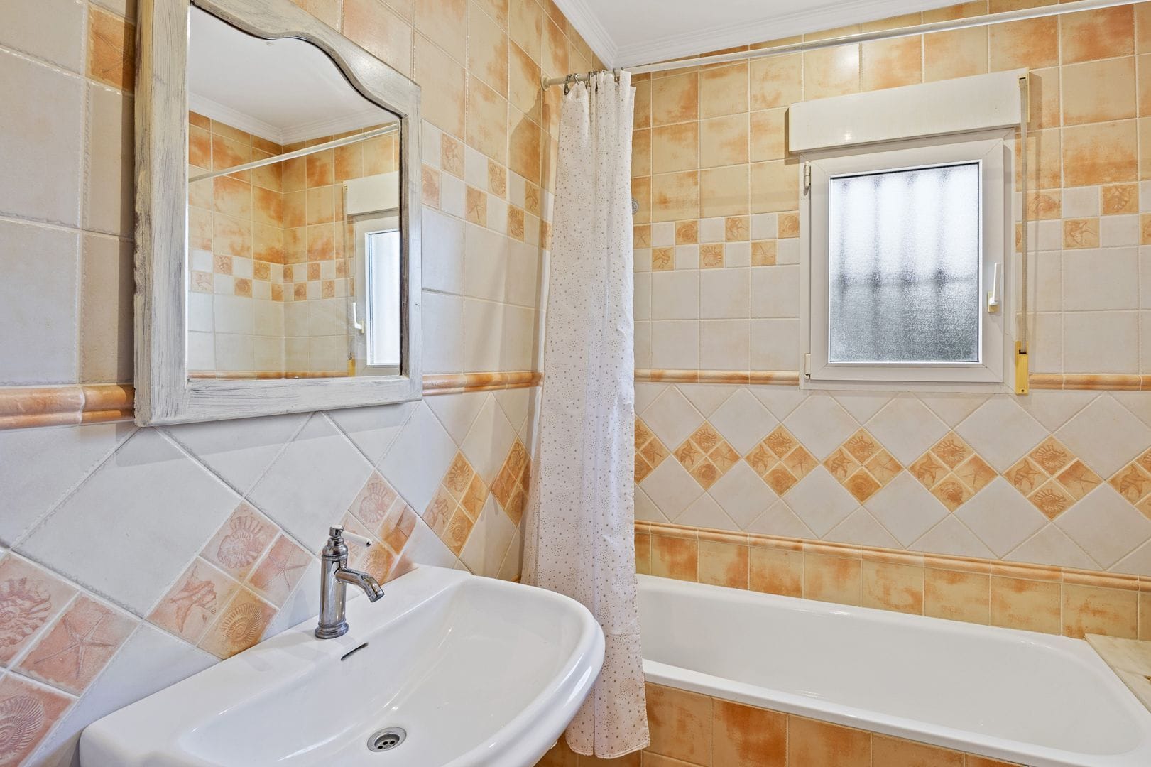 Gran finca rústica compuesta por dos casas y con cuadras para caballos.