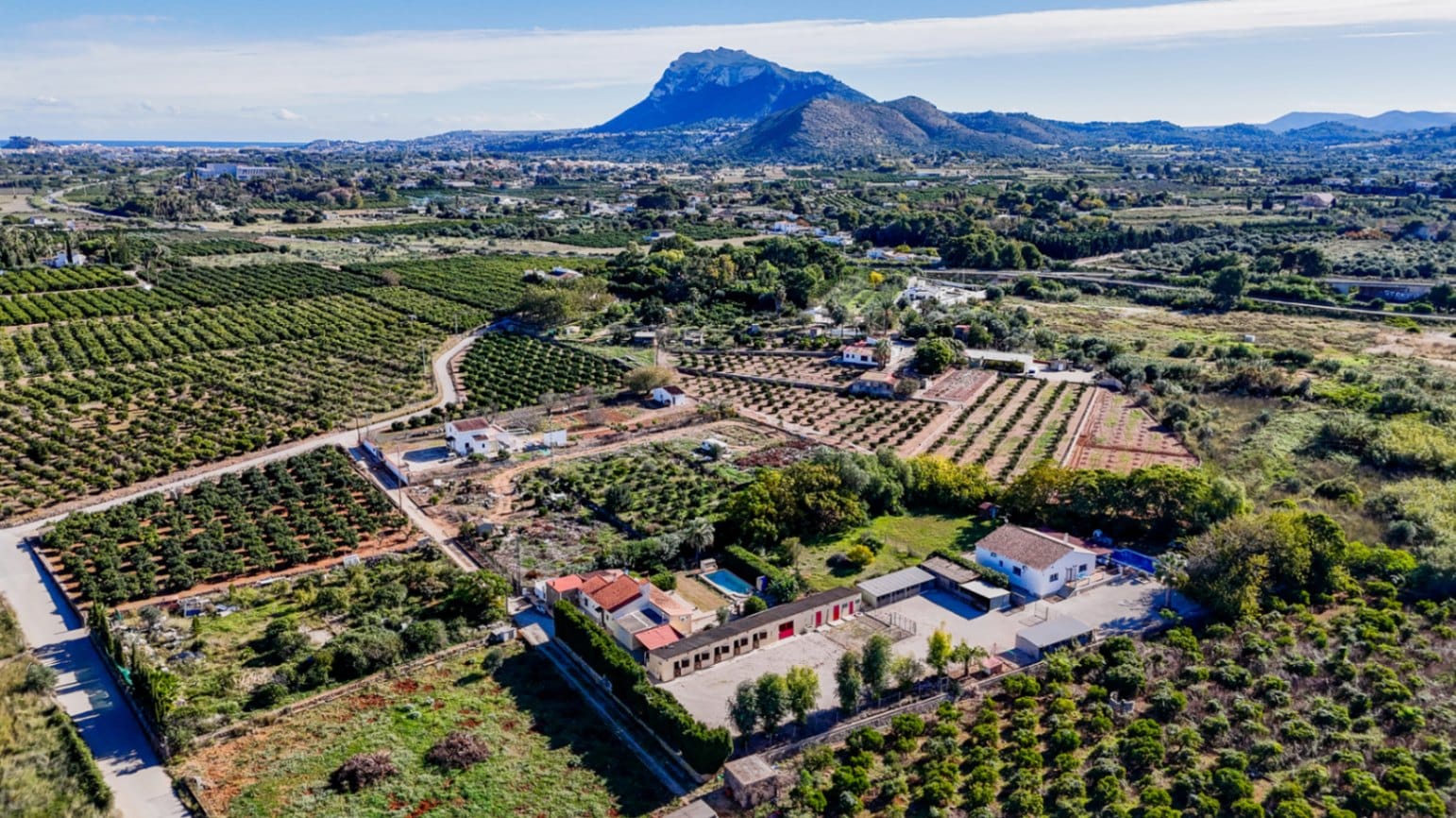 Gran finca rústica compuesta por dos casas y con cuadras para caballos.