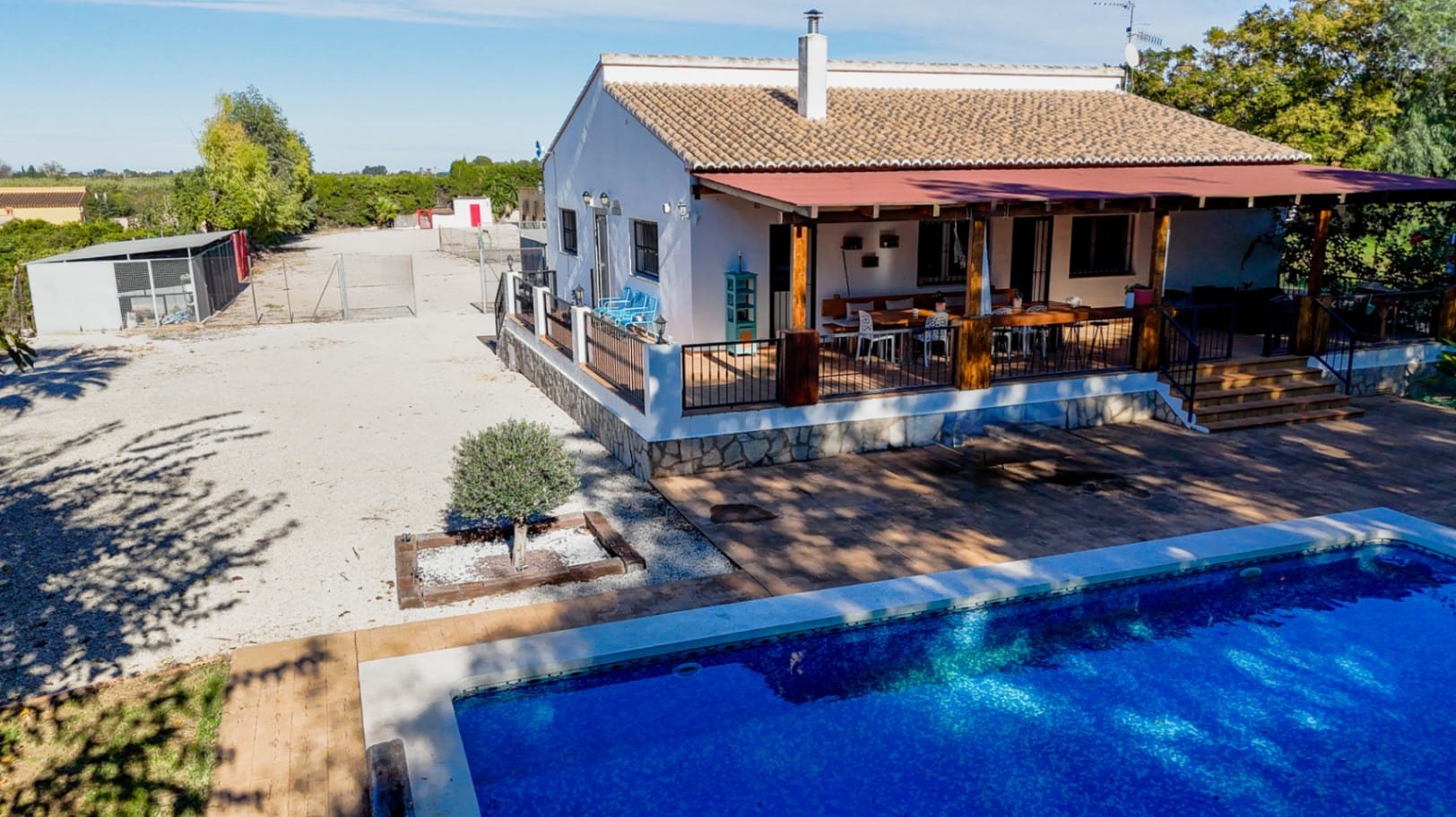 Gran finca rústica compuesta por dos casas y con cuadras para caballos.