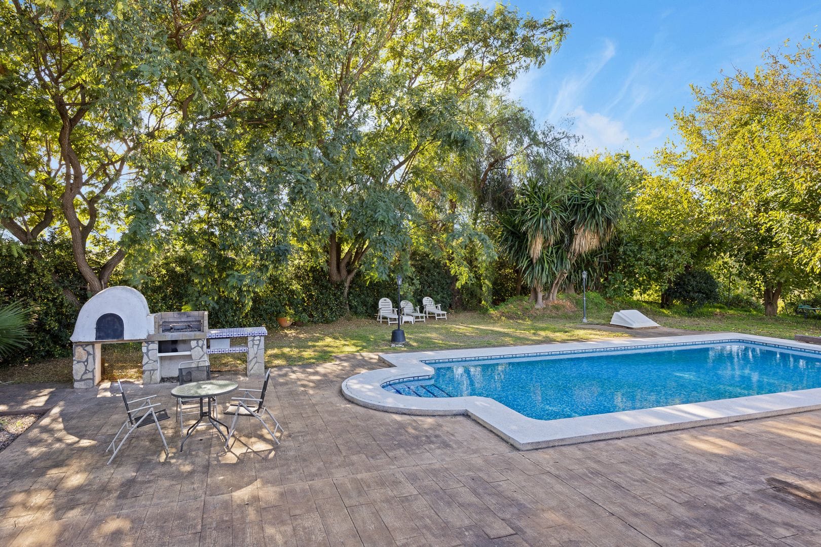 Gran finca rústica compuesta por dos casas y con cuadras para caballos.