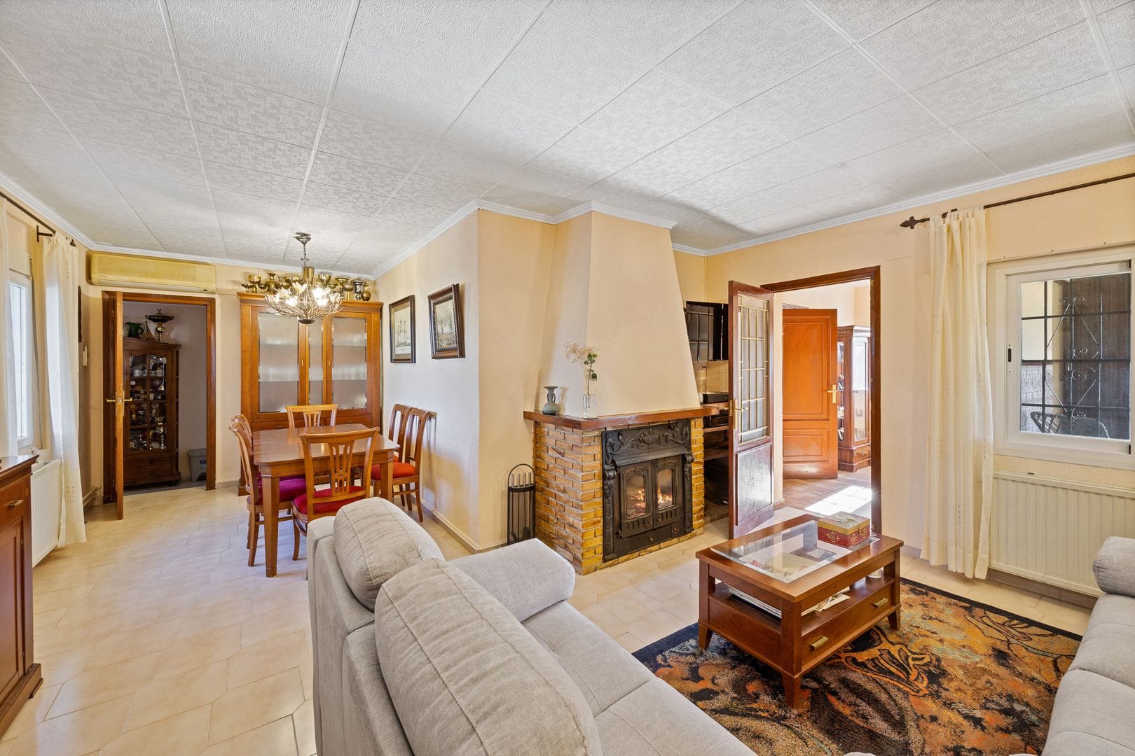 Gran finca rústica compuesta por dos casas y con cuadras para caballos.