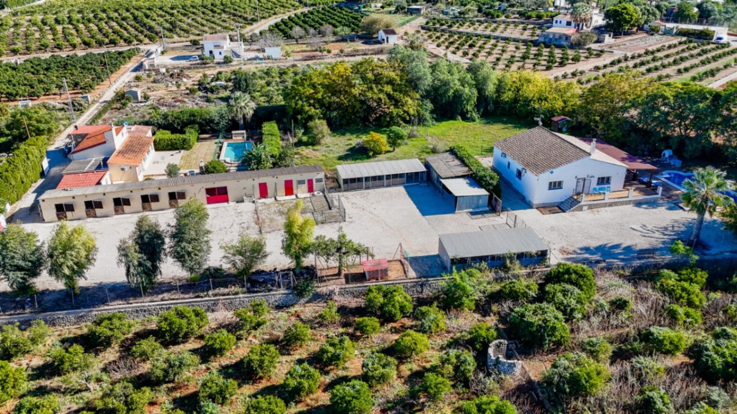 Gran finca rústica compuesta por dos casas y con cuadras para caballos.