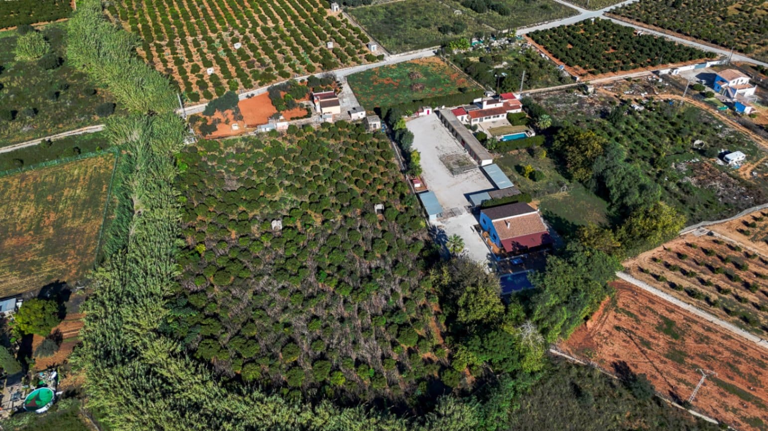 Gran finca rústica compuesta por dos casas y con cuadras para caballos.