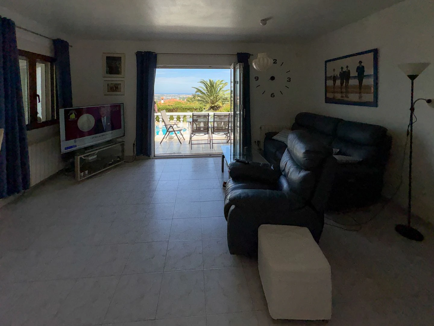 Villa Exclusiva en Dénia: Un Balcón al Mediterráneo y la Historia.
