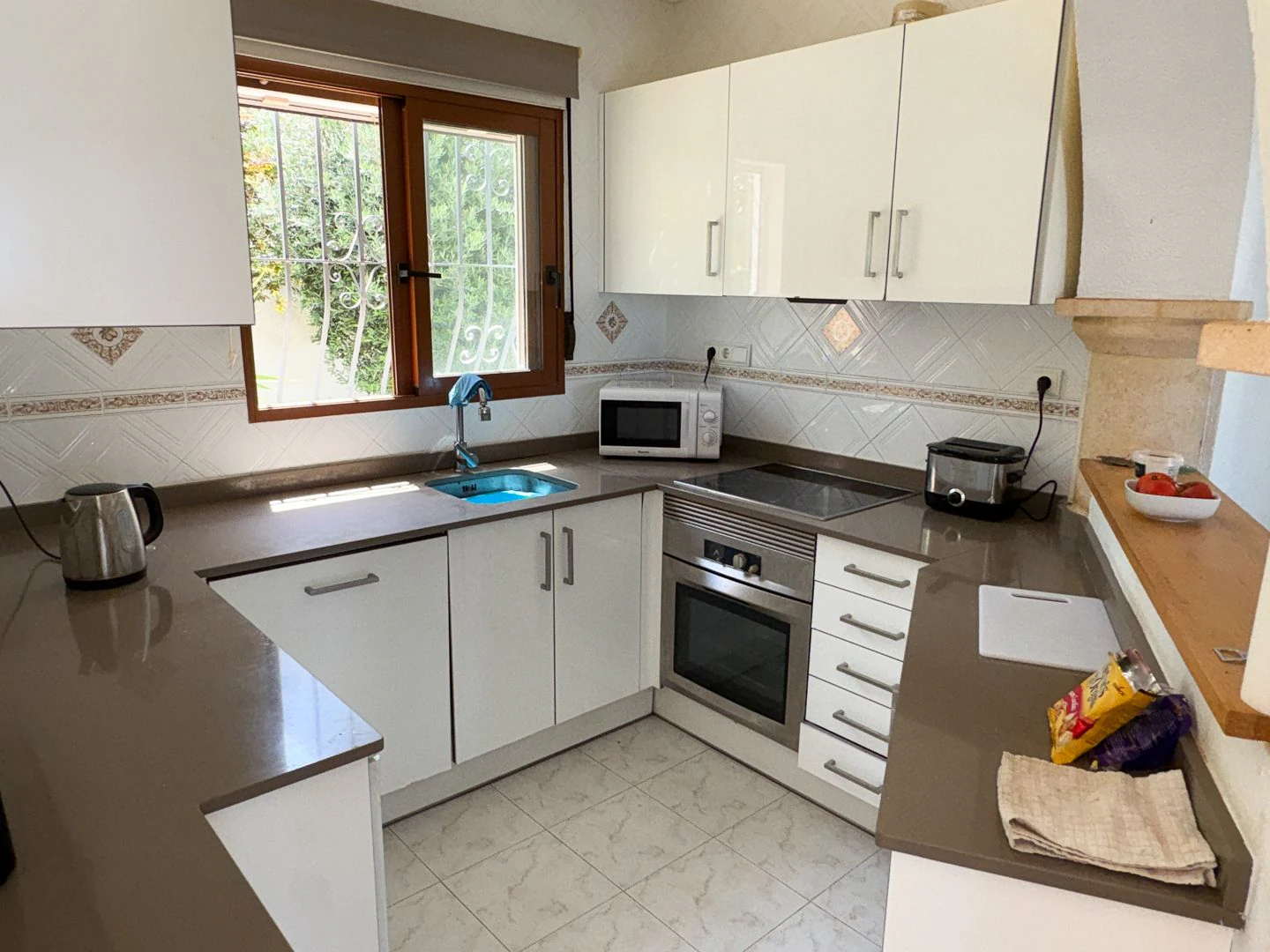 Villa Exclusiva en Dénia: Un Balcón al Mediterráneo y la Historia.