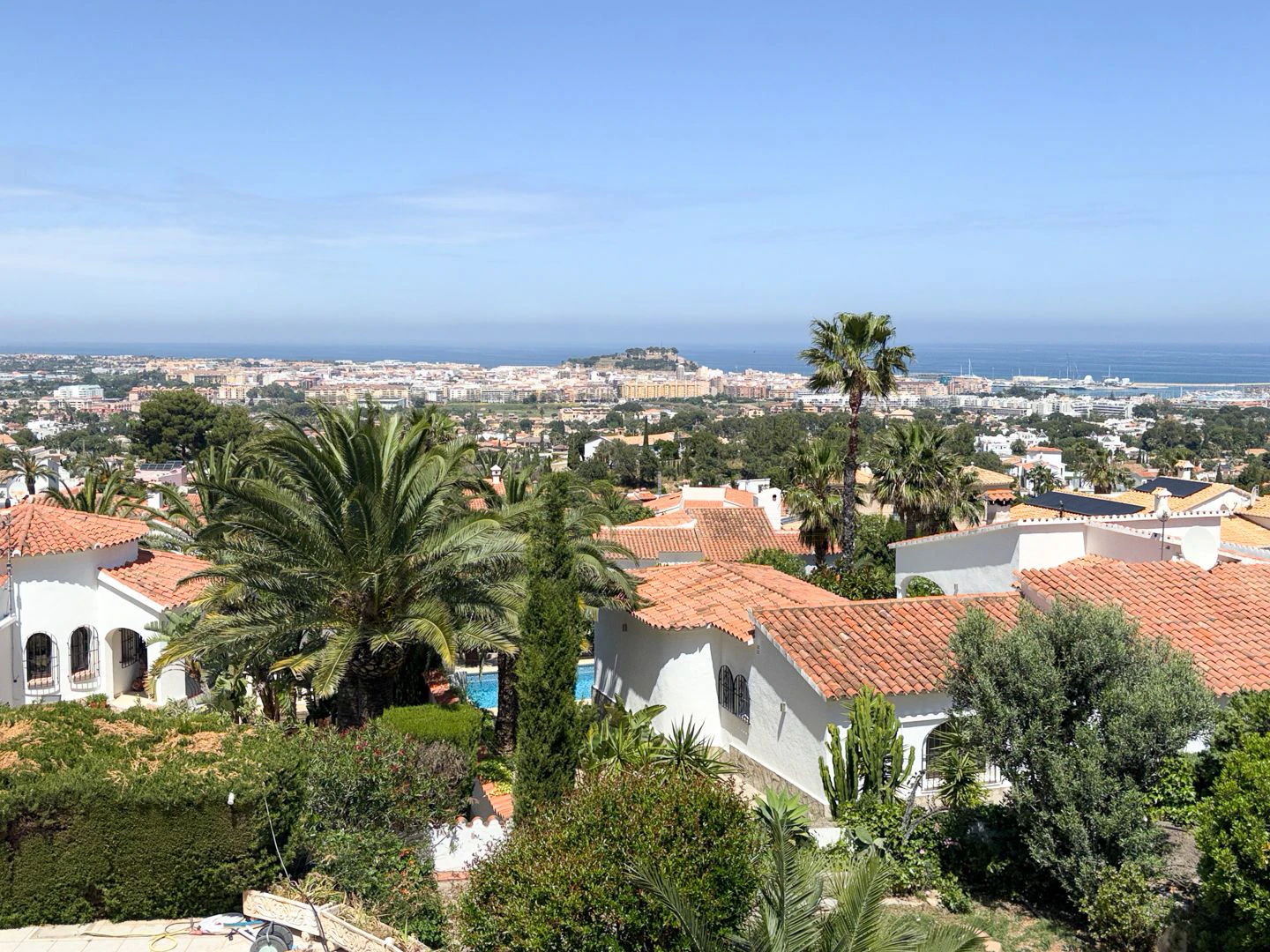 Villa Exclusiva en Dénia: Un Balcón al Mediterráneo y la Historia.