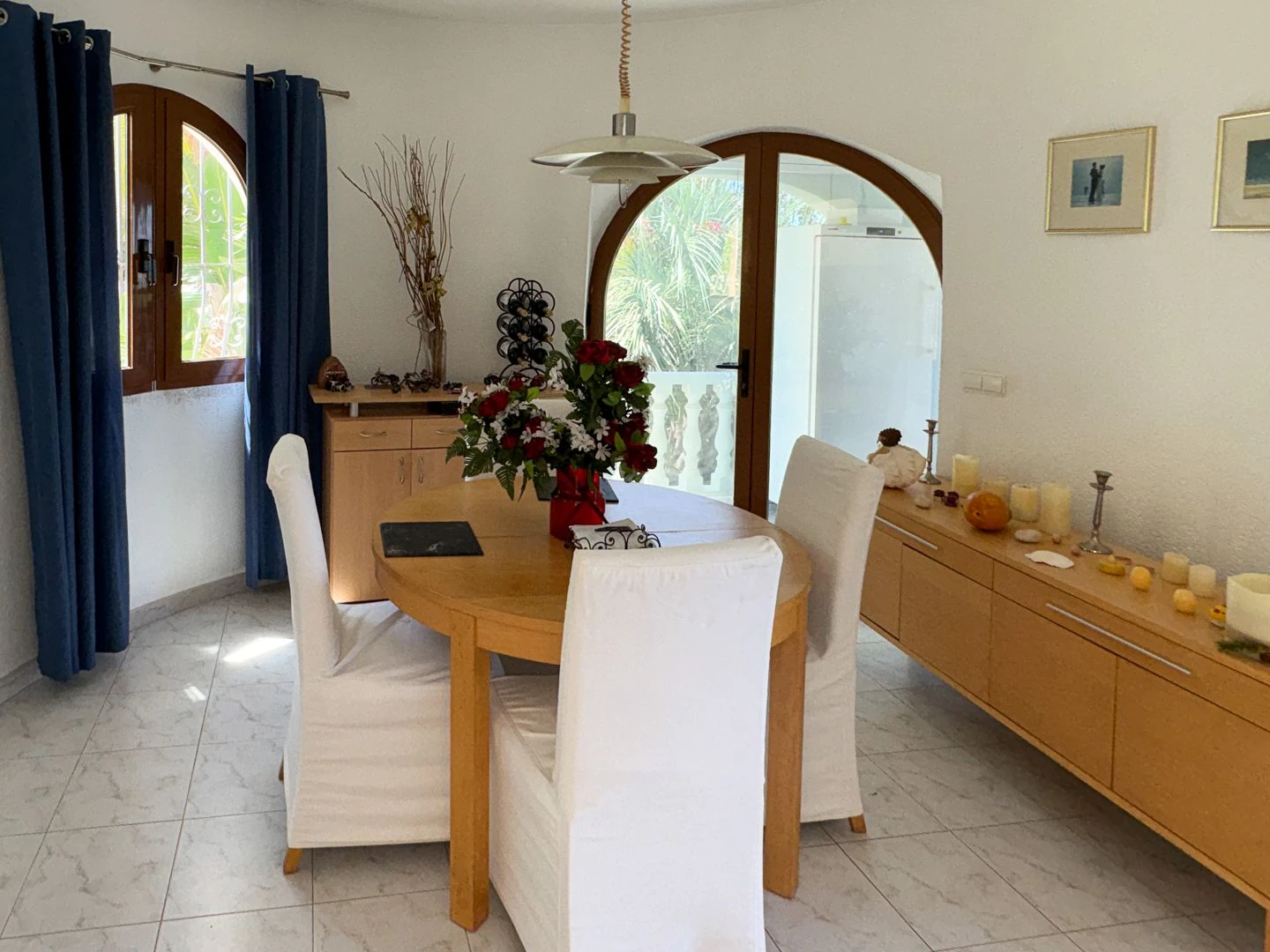 Villa Exclusiva en Dénia: Un Balcón al Mediterráneo y la Historia.