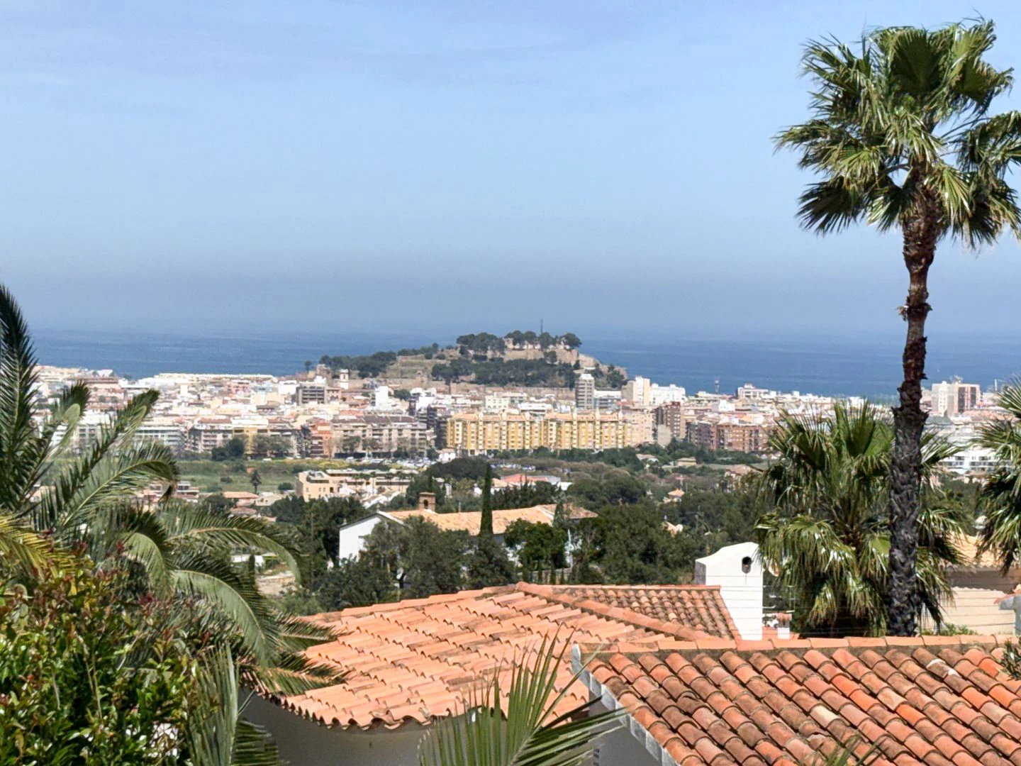 Villa Exclusiva en Dénia: Un Balcón al Mediterráneo y la Historia.