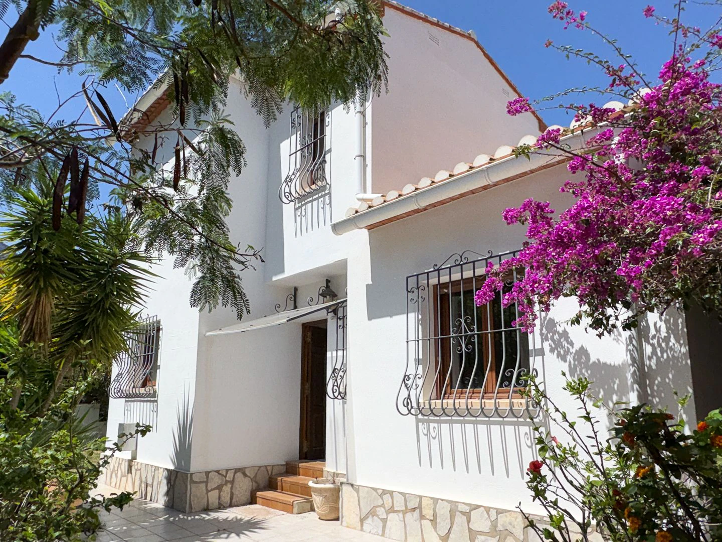 Villa Exclusiva en Dénia: Un Balcón al Mediterráneo y la Historia.