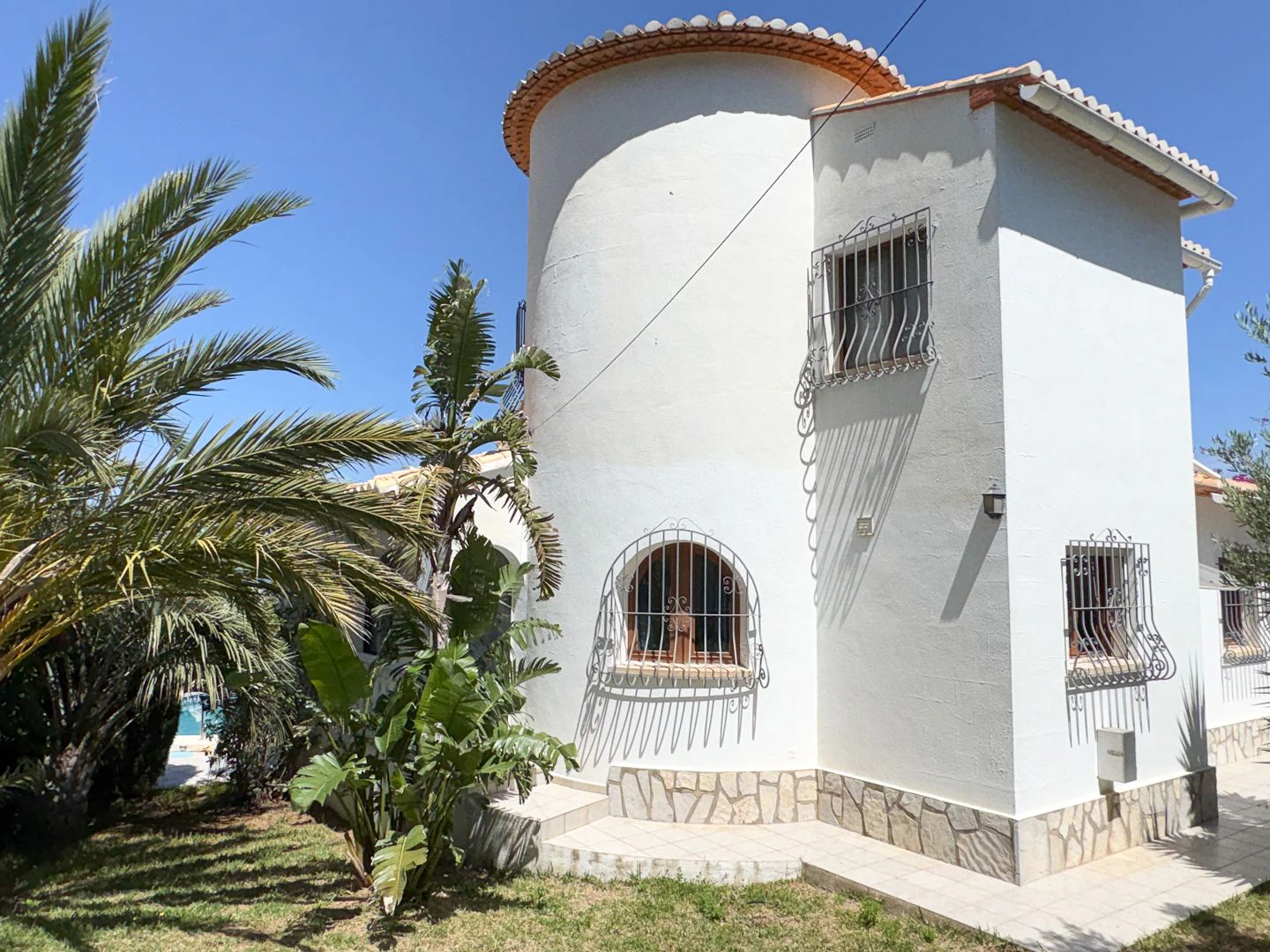 Villa Exclusiva en Dénia: Un Balcón al Mediterráneo y la Historia.