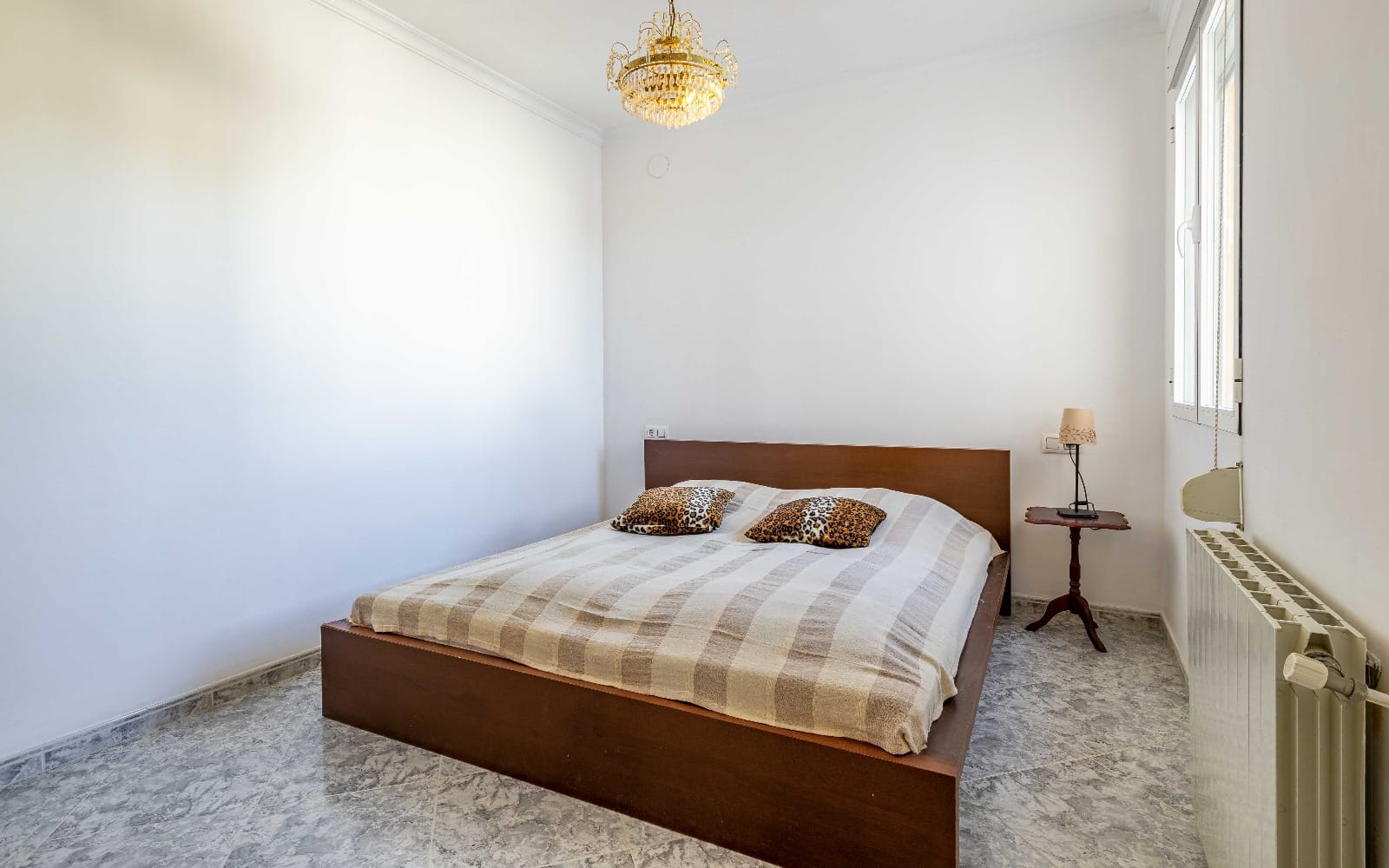 c416c - Chalet en venta con 4 dormitorios y jardín en excelente ubicación