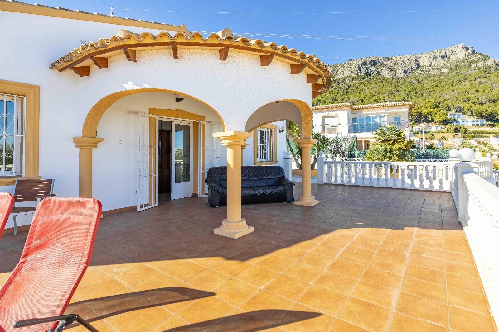 c416c - Chalet en venta con 4 dormitorios y jardín en excelente ubicación