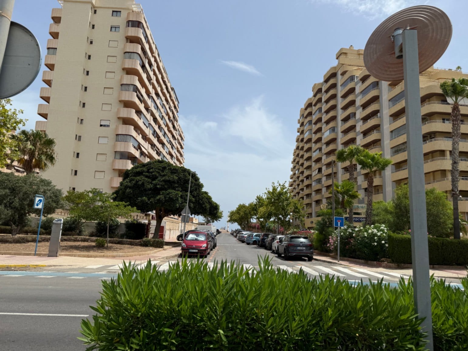 Garaje cerrado en edf. Topacio I, ubicación excepcional, con luz.