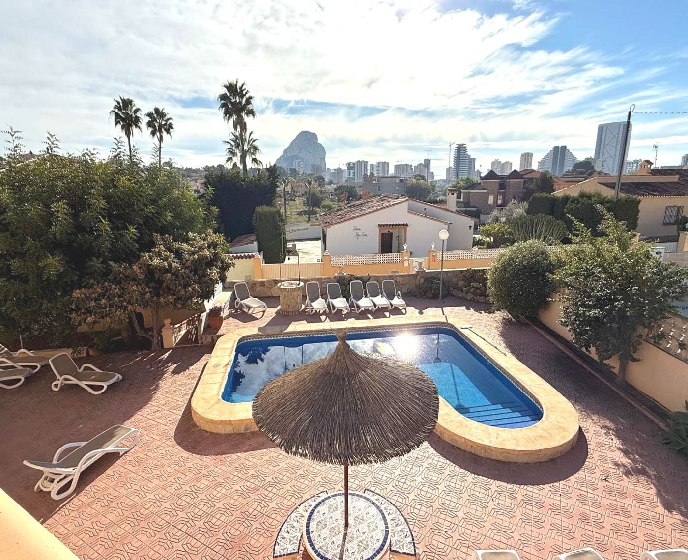 C417 - Magnífica villa con piscina y 11 habitaciones en una de las mejores zonas de Calpe