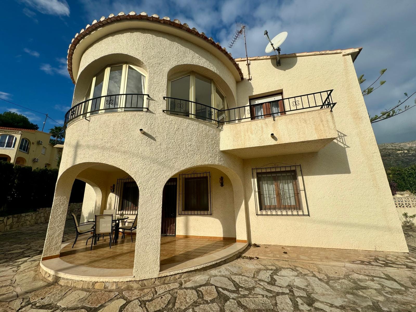 C372 - VILLA VISTA AL PEÑÓN SOBRE PUERTO BLANCO