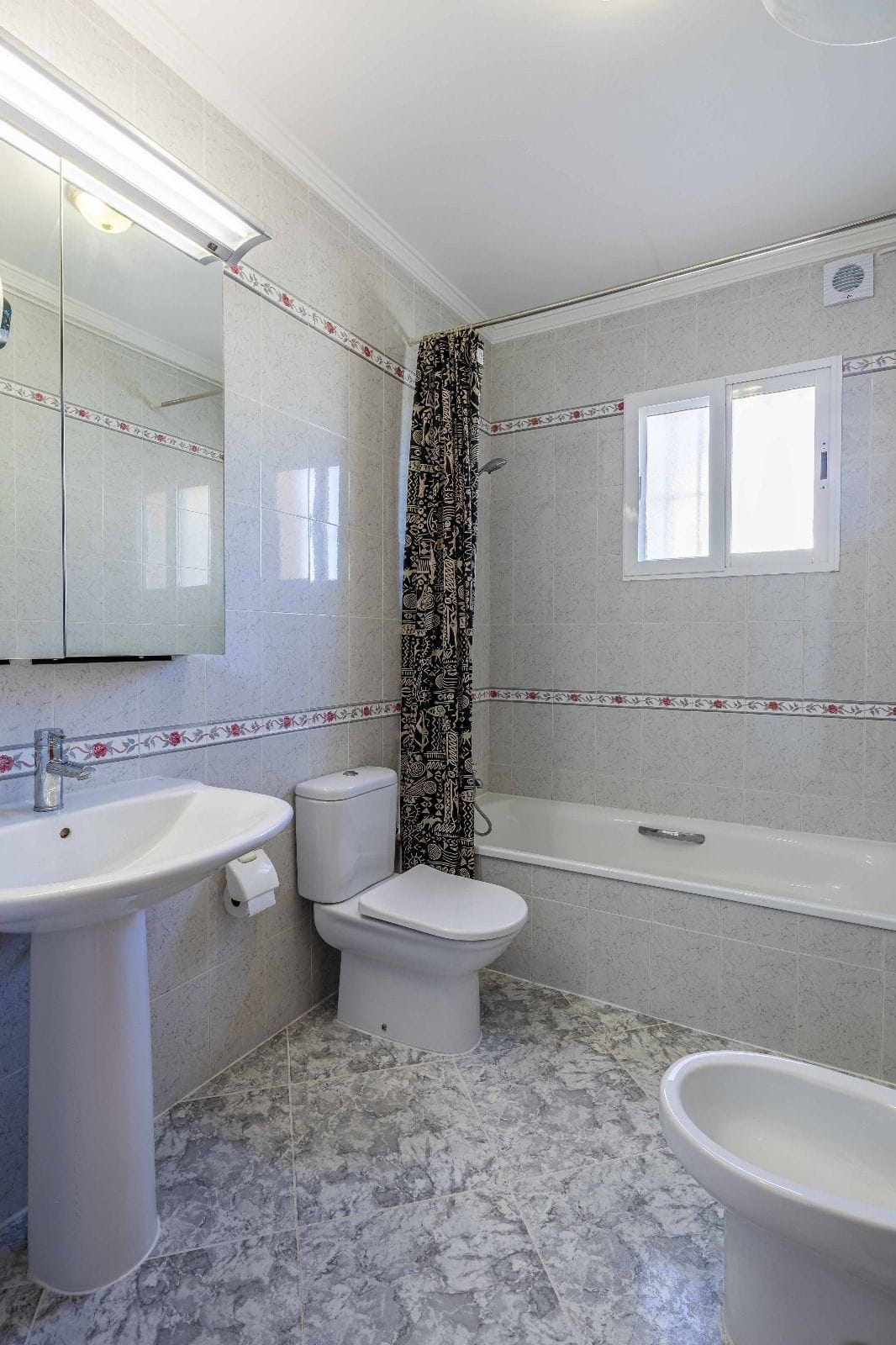 c416c - Chalet en venta con 4 dormitorios y jardín en excelente ubicación