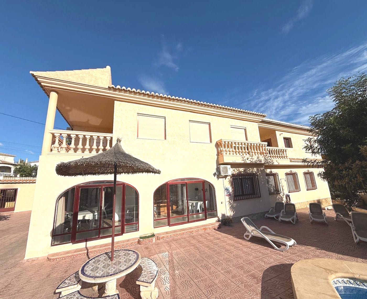 C417 - Magnífica villa con piscina y 11 habitaciones en una de las mejores zonas de Calpe