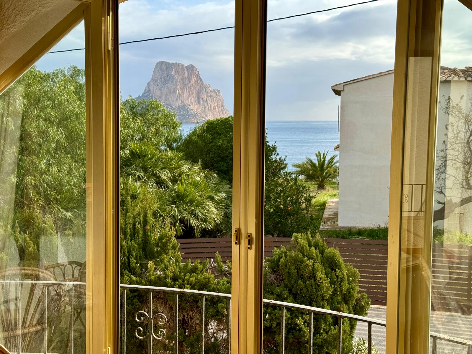 C372 - VILLA VISTA AL PEÑÓN SOBRE PUERTO BLANCO