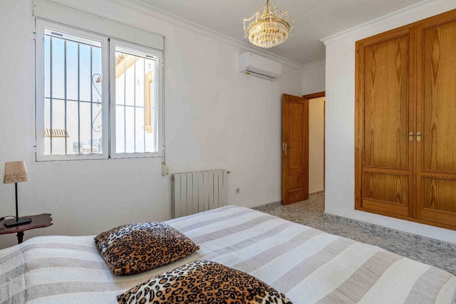 c416c - Chalet en venta con 4 dormitorios y jardín en excelente ubicación