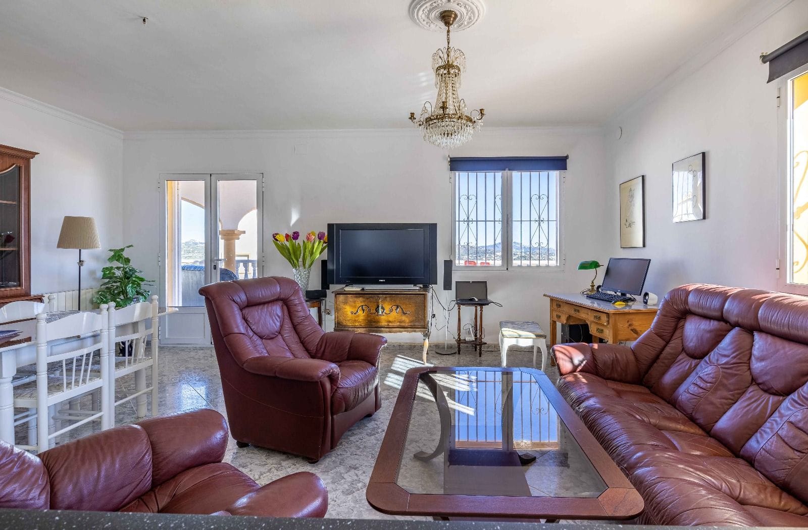c416c - Chalet en venta con 4 dormitorios y jardín en excelente ubicación
