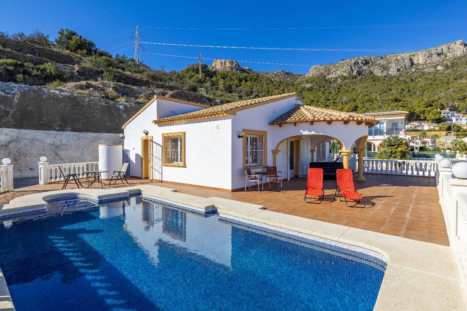 c416c - Chalet en venta con 4 dormitorios y jardín en excelente ubicación