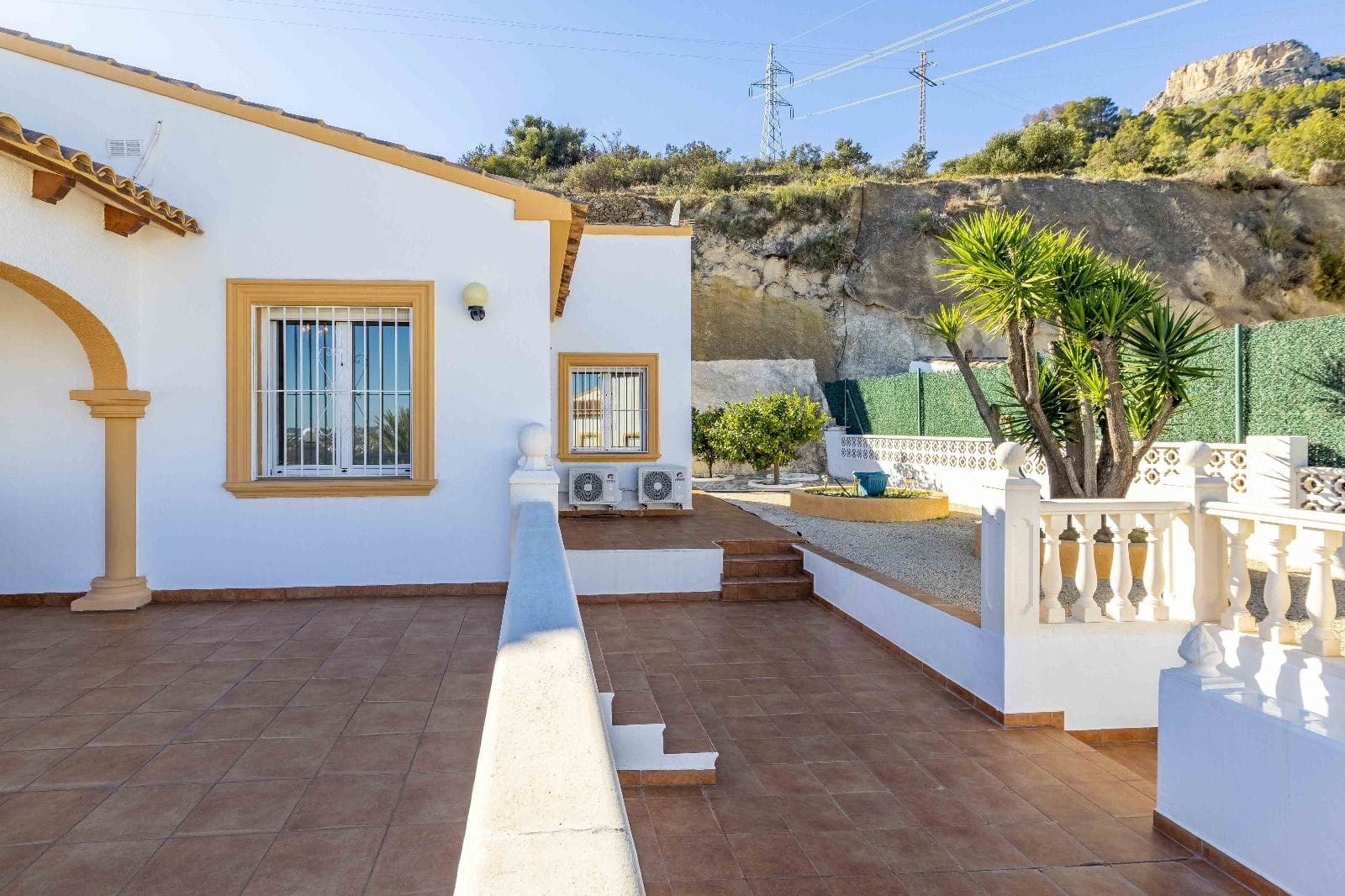 c416c - Chalet en venta con 4 dormitorios y jardín en excelente ubicación