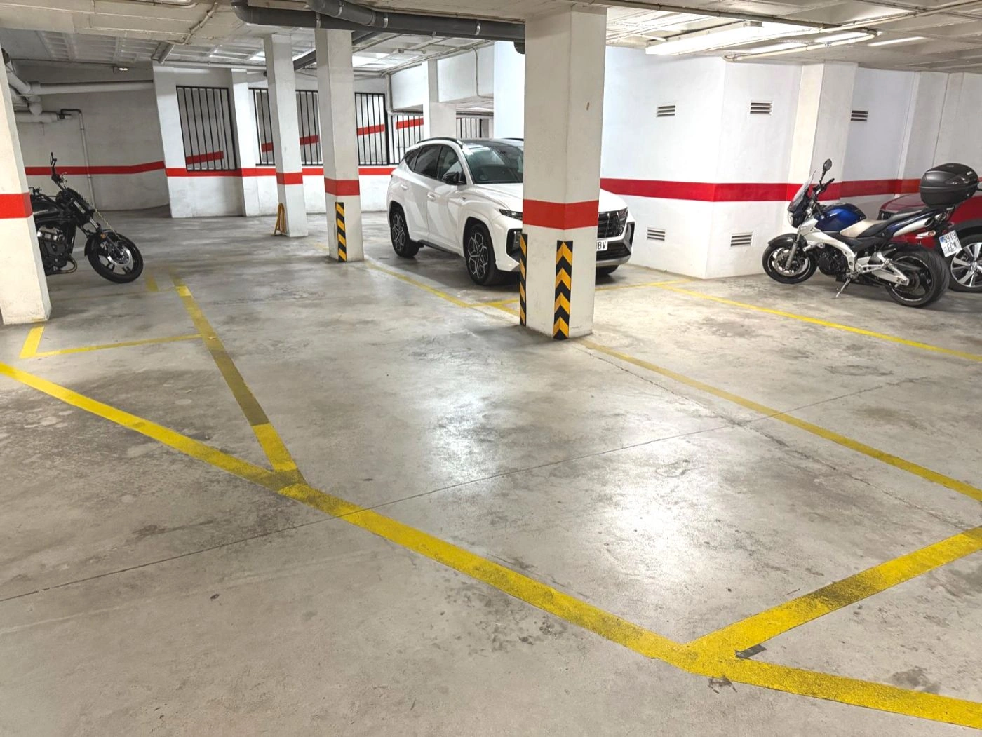 G51 - Large garage in the heart of Calpe – 30 m², Double capacity + Motorcycle parking.