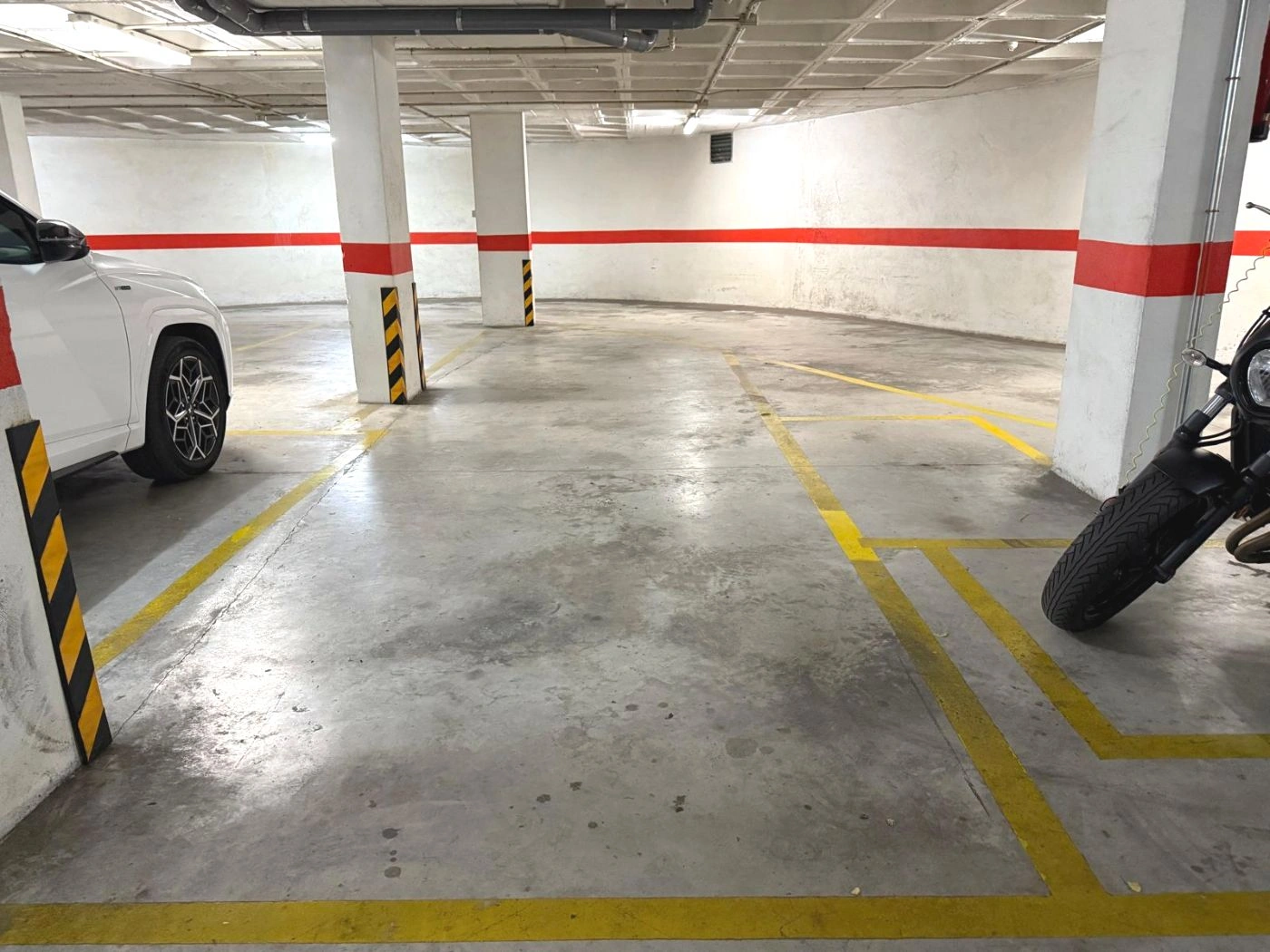 G51 - Large garage in the heart of Calpe – 30 m², Double capacity + Motorcycle parking.