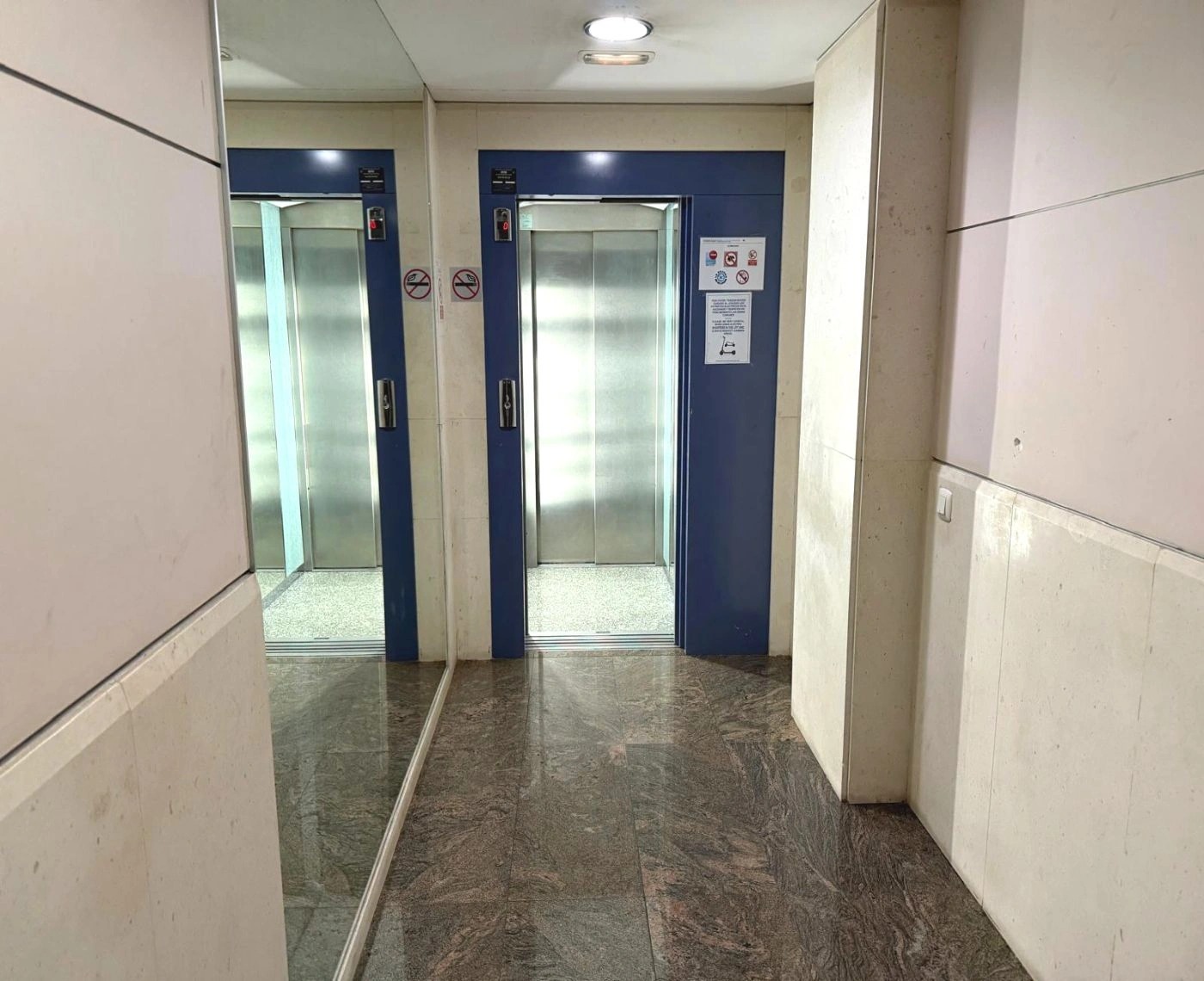 G51 - Large garage in the heart of Calpe – 30 m², Double capacity + Motorcycle parking.