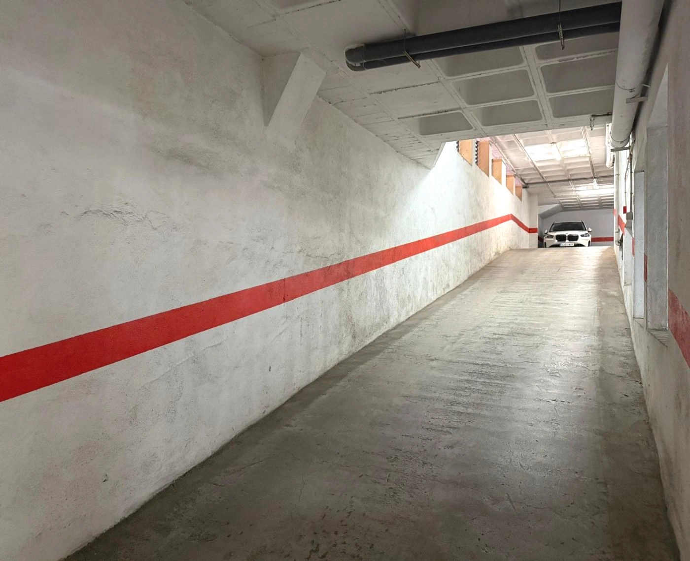 G51 - Large garage in the heart of Calpe – 30 m², Double capacity + Motorcycle parking.
