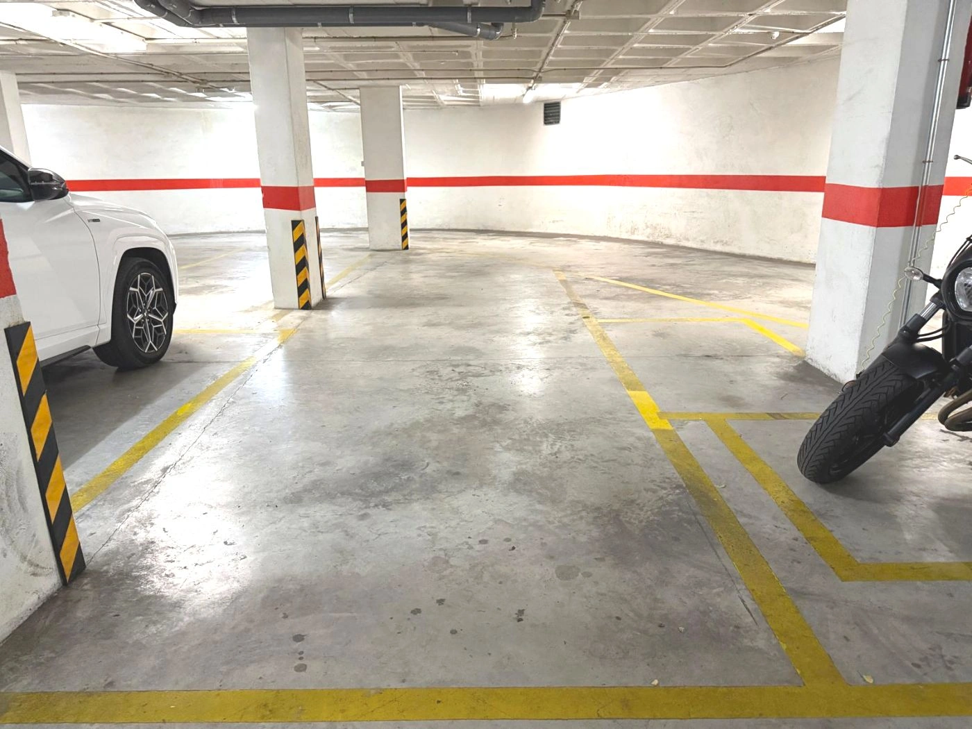 G51 - Large garage in the heart of Calpe – 30 m², Double capacity + Motorcycle parking.